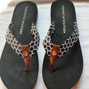 Tommy Hilfiger women’s black and white flip flop